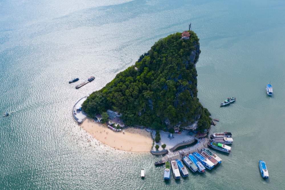 Île de Titop (Titov) ầ Halong Vietnam